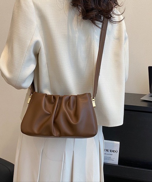 MELT（メルト）の「tack desigh leather shoulder bag／2WAYタックデザインPUショルダーバッグ（ショルダーバッグ・レディース・ブラウン・FREE）」の2枚目の写真