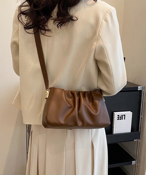 MELT（メルト）の「tack desigh leather shoulder bag／2WAYタックデザインPUショルダーバッグ（ショルダーバッグ・レディース・ブラウン・FREE）」の3枚目の写真