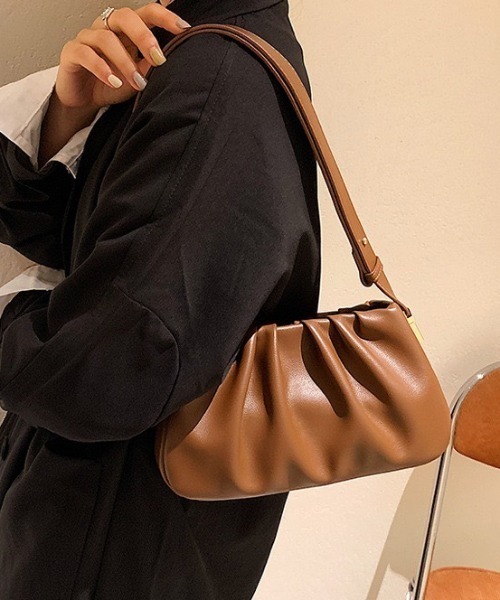 MELT（メルト）の「tack desigh leather shoulder bag／2WAYタックデザインPUショルダーバッグ（ショルダーバッグ・レディース・ブラウン・FREE）」の6枚目の写真