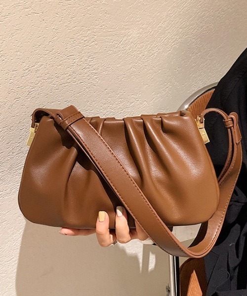 MELT（メルト）の「tack desigh leather shoulder bag／2WAYタックデザインPUショルダーバッグ（ショルダーバッグ・レディース・ブラウン・FREE）」の7枚目の写真