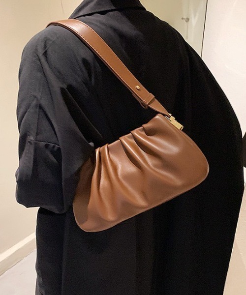 MELT（メルト）の「tack desigh leather shoulder bag／2WAYタックデザインPUショルダーバッグ（ショルダーバッグ・レディース・ブラウン・FREE）」の5枚目の写真