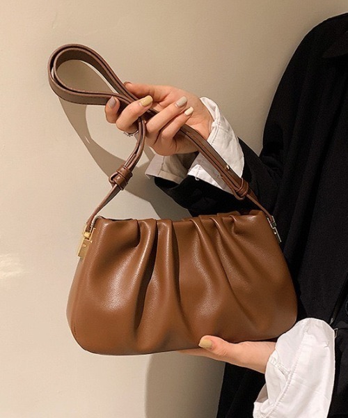 MELT（メルト）の「tack desigh leather shoulder bag／2WAYタックデザインPUショルダーバッグ（ショルダーバッグ・レディース・ブラウン・FREE）」の8枚目の写真