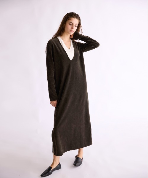 WALANCE(ワランス)の「COTTON VELOUR DEEP V-NECK DRESS(ワンピース・レディース・スミクロ/モーブ系/カーキ・FREE)」の1枚目の写真