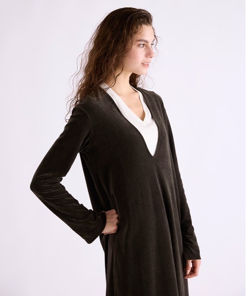 WALANCE(ワランス)の「COTTON VELOUR DEEP V-NECK DRESS(ワンピース・レディース・スミクロ/モーブ系/カーキ・FREE)」の13枚目の写真