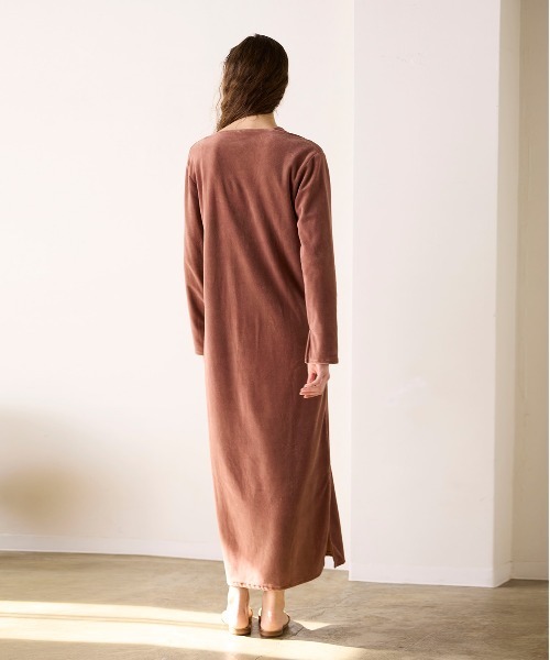 WALANCE(ワランス)の「COTTON VELOUR DEEP V-NECK DRESS(ワンピース・レディース・スミクロ/モーブ系/カーキ・FREE)」の17枚目の写真