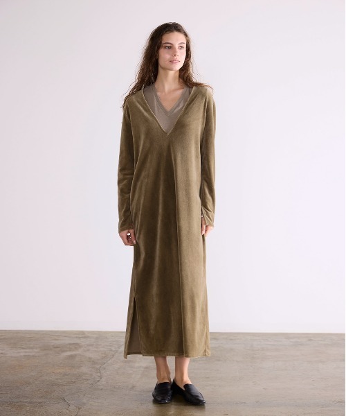 WALANCE(ワランス)の「COTTON VELOUR DEEP V-NECK DRESS(ワンピース・レディース・スミクロ/モーブ系/カーキ・FREE)」の20枚目の写真