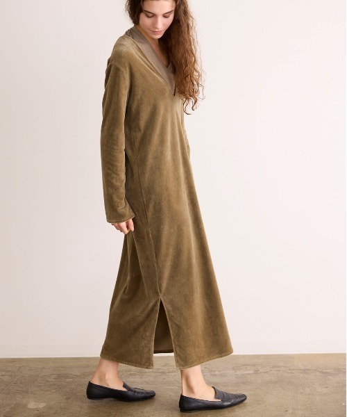 WALANCE(ワランス)の「COTTON VELOUR DEEP V-NECK DRESS(ワンピース・レディース・スミクロ/モーブ系/カーキ・FREE)」の21枚目の写真