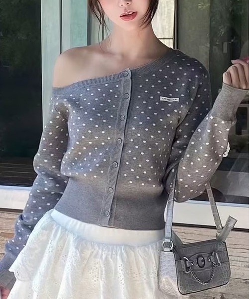 AsheKsha（アシクシャ）の「水玉ワンショルダー斜めボタンニットカーディガン（ニット/セーター・レディース・グレー・M）」の9枚目の写真