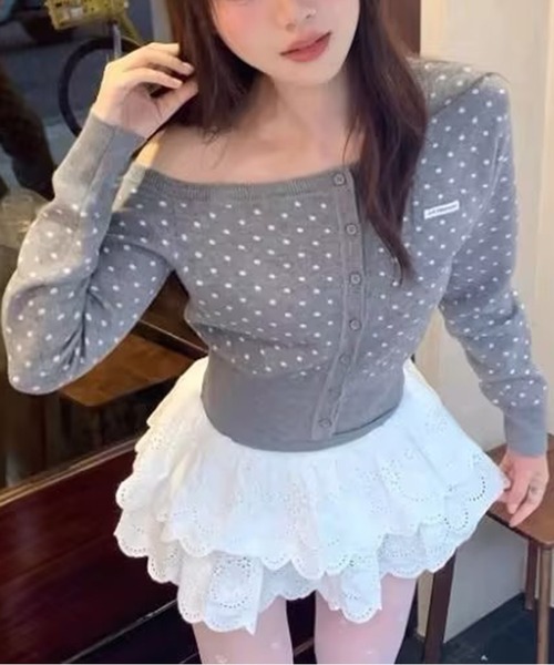 AsheKsha（アシクシャ）の「水玉ワンショルダー斜めボタンニットカーディガン（ニット/セーター・レディース・グレー・M）」の16枚目の写真