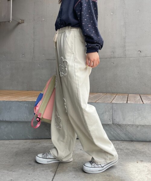 HELLO.SANFRANCISCO（ハローサンフランシスコ）の「【HELLO.SANFRANCISCO】フラワーコード刺繍ボリュームデニム（デニムパンツ・レディース・ベージュ/ブルー・SMALL/MEDIUM）」の4枚目の写真