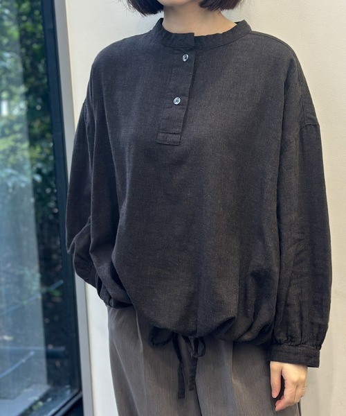 SELF+SERVICE(セルフサービス)の「オーガニック綿糸スタンドドロストブラウス(シャツ/ブラウス・レディース・グリーン系その他/チャコールグレー・XL/L/M)」の3枚目の写真