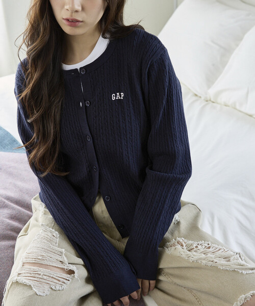 GAP(ギャップ)の「PUBLUX × GAP/ギャップ 別注 クルーネック ケーブル ニット カーディガン 限定展開(カーディガン/ボレロ・レディース・グレー/イエロー/ネイビー/ブラウン/ピンク・フリ-)」の4枚目の写真
