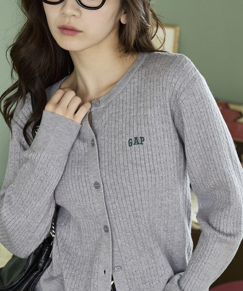 GAP(ギャップ)の「PUBLUX × GAP/ギャップ 別注 クルーネック ケーブル ニット カーディガン 限定展開(カーディガン/ボレロ・レディース・グレー/イエロー/ネイビー/ブラウン/ピンク・フリ-)」の2枚目の写真
