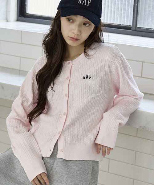 GAP(ギャップ)の「PUBLUX × GAP/ギャップ 別注 クルーネック ケーブル ニット カーディガン 限定展開(カーディガン/ボレロ・レディース・グレー/イエロー/ネイビー/ブラウン/ピンク・フリ-)」の1枚目の写真