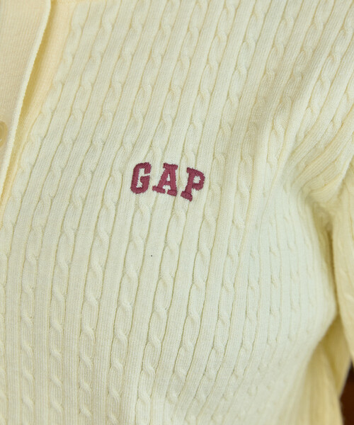 GAP(ギャップ)の「PUBLUX × GAP/ギャップ 別注 クルーネック ケーブル ニット カーディガン 限定展開(カーディガン/ボレロ・レディース・グレー/イエロー/ネイビー/ブラウン/ピンク・フリ-)」の6枚目の写真