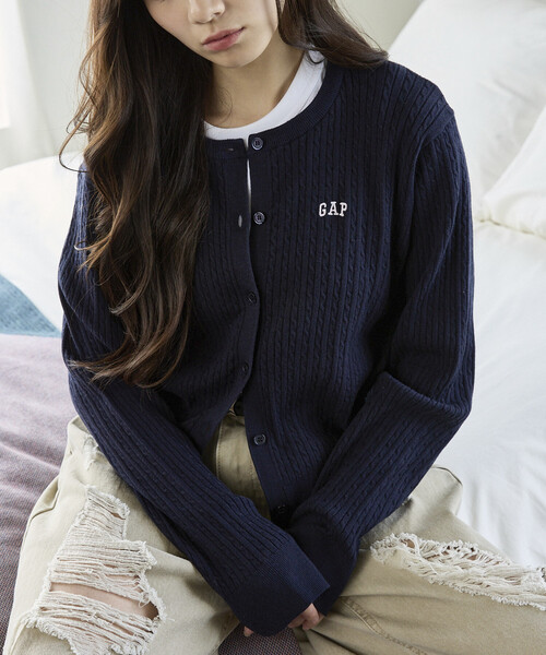 GAP(ギャップ)の「PUBLUX × GAP/ギャップ 別注 クルーネック ケーブル ニット カーディガン 限定展開(カーディガン/ボレロ・レディース・グレー/イエロー/ネイビー/ブラウン/ピンク・フリ-)」の15枚目の写真
