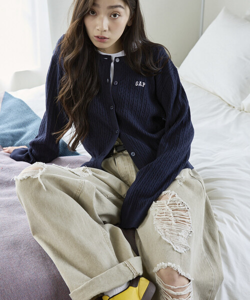 GAP(ギャップ)の「PUBLUX × GAP/ギャップ 別注 クルーネック ケーブル ニット カーディガン 限定展開(カーディガン/ボレロ・レディース・グレー/イエロー/ネイビー/ブラウン/ピンク・フリ-)」の16枚目の写真