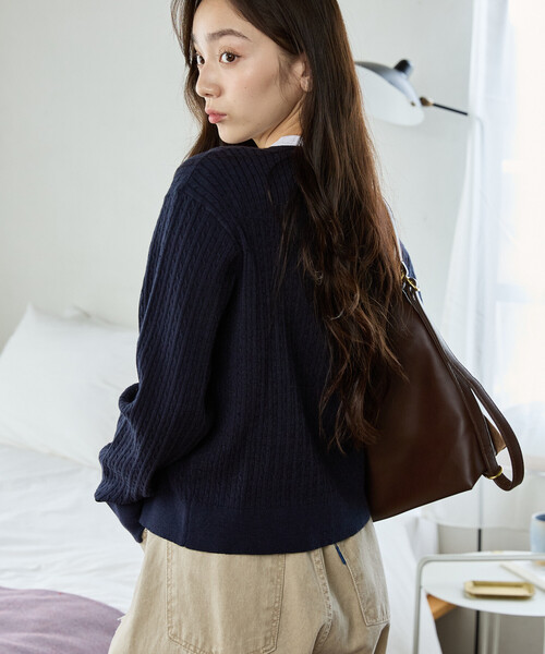 GAP(ギャップ)の「PUBLUX × GAP/ギャップ 別注 クルーネック ケーブル ニット カーディガン 限定展開(カーディガン/ボレロ・レディース・グレー/イエロー/ネイビー/ブラウン/ピンク・フリ-)」の17枚目の写真