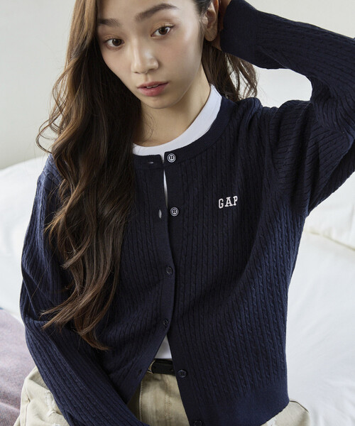 GAP(ギャップ)の「PUBLUX × GAP/ギャップ 別注 クルーネック ケーブル ニット カーディガン 限定展開(カーディガン/ボレロ・レディース・グレー/イエロー/ネイビー/ブラウン/ピンク・フリ-)」の18枚目の写真
