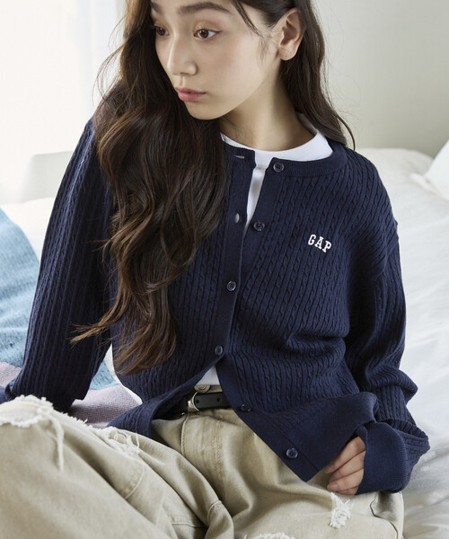 GAP(ギャップ)の「PUBLUX × GAP/ギャップ 別注 クルーネック ケーブル ニット カーディガン 限定展開(カーディガン/ボレロ・レディース・グレー/イエロー/ネイビー/ブラウン/ピンク・フリ-)」の22枚目の写真