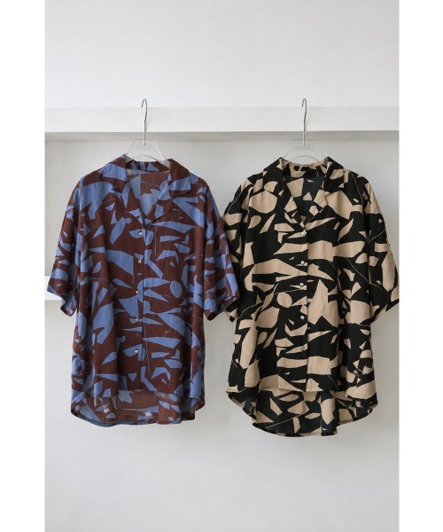 marjour(マージュール)の「ART PATTERN OPEN COLLAR SHIRT(シャツ/ブラウス・レディース・ブラック系/ブルー系・M)」の1枚目の写真