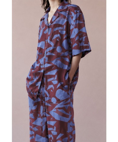marjour(マージュール)の「ART PATTERN OPEN COLLAR SHIRT(シャツ/ブラウス・レディース・ブラック系/ブルー系・M)」の2枚目の写真