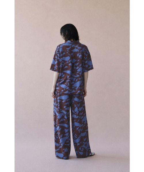 marjour(マージュール)の「ART PATTERN OPEN COLLAR SHIRT(シャツ/ブラウス・レディース・ブラック系/ブルー系・M)」の5枚目の写真