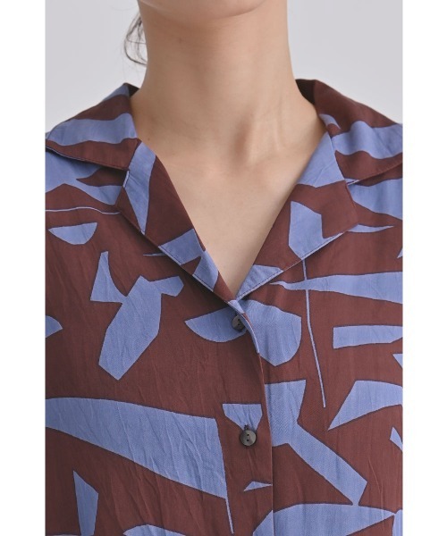 marjour(マージュール)の「ART PATTERN OPEN COLLAR SHIRT(シャツ/ブラウス・レディース・ブラック系/ブルー系・M)」の6枚目の写真