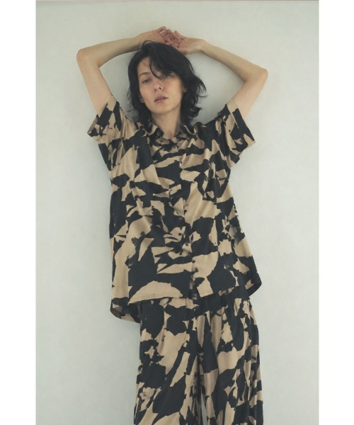 marjour(マージュール)の「ART PATTERN OPEN COLLAR SHIRT(シャツ/ブラウス・レディース・ブラック系/ブルー系・M)」の7枚目の写真
