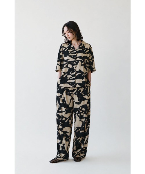 marjour(マージュール)の「ART PATTERN OPEN COLLAR SHIRT(シャツ/ブラウス・レディース・ブラック系/ブルー系・M)」の8枚目の写真