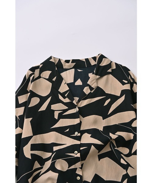 marjour(マージュール)の「ART PATTERN OPEN COLLAR SHIRT(シャツ/ブラウス・レディース・ブラック系/ブルー系・M)」の11枚目の写真