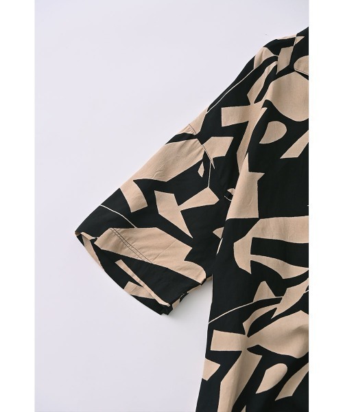 marjour(マージュール)の「ART PATTERN OPEN COLLAR SHIRT(シャツ/ブラウス・レディース・ブラック系/ブルー系・M)」の12枚目の写真