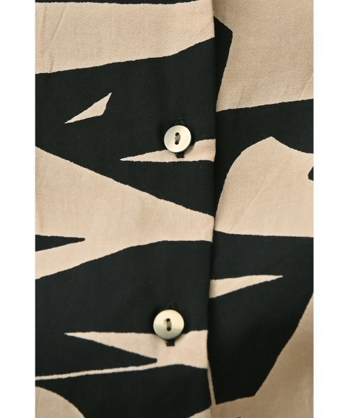 marjour(マージュール)の「ART PATTERN OPEN COLLAR SHIRT(シャツ/ブラウス・レディース・ブラック系/ブルー系・M)」の14枚目の写真