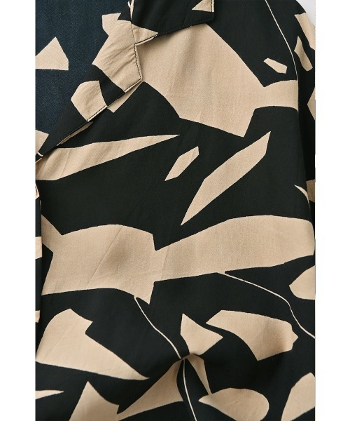 marjour(マージュール)の「ART PATTERN OPEN COLLAR SHIRT(シャツ/ブラウス・レディース・ブラック系/ブルー系・M)」の15枚目の写真