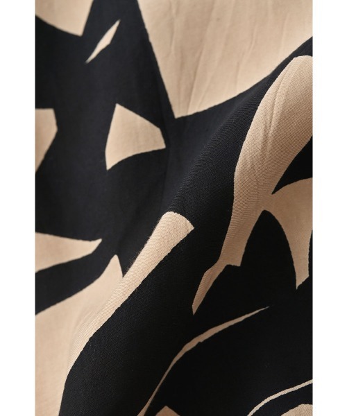marjour(マージュール)の「ART PATTERN OPEN COLLAR SHIRT(シャツ/ブラウス・レディース・ブラック系/ブルー系・M)」の17枚目の写真