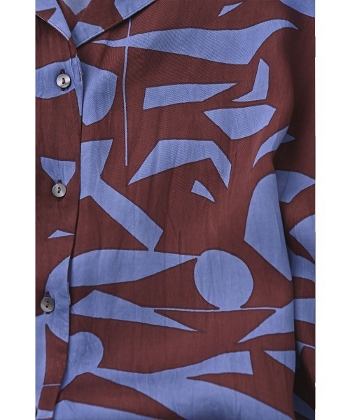 marjour(マージュール)の「ART PATTERN OPEN COLLAR SHIRT(シャツ/ブラウス・レディース・ブラック系/ブルー系・M)」の18枚目の写真