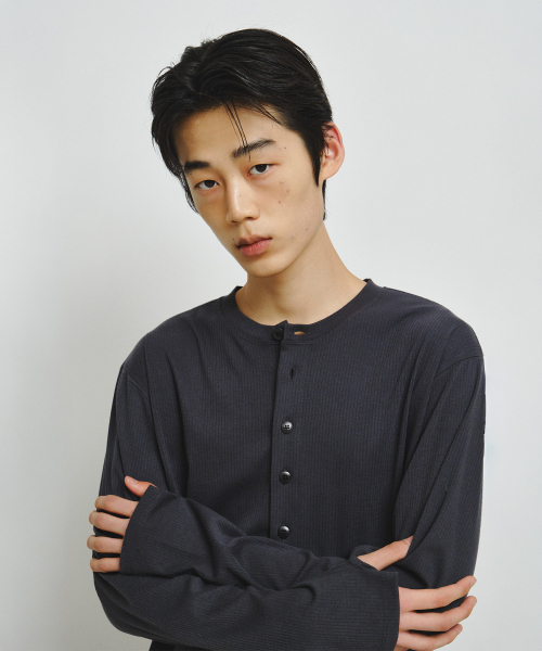 ENDOOR（エンドア）の「CADENCE フィンガーホールカーディガン（ダークグレー）（カーディガン/ボレロ・レディース・ダークグレー・LARGE/MEDIUM）」の5枚目の写真