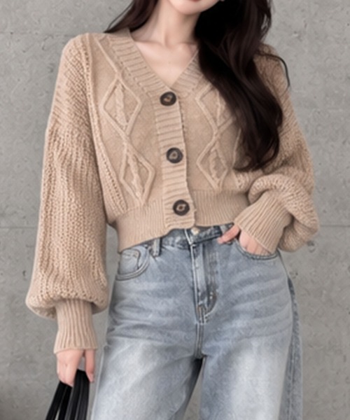 GLAMOROUS JANE(グラマラスジェーン)の「ケーブル編みVネックショートニットカーディガン(カーディガン/ボレロ・レディース・ホワイト/ベージュ/ブラック・FREE)」の1枚目の写真