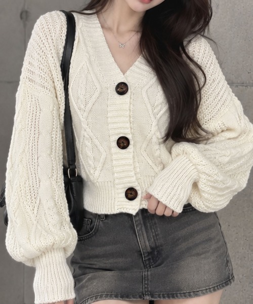 GLAMOROUS JANE(グラマラスジェーン)の「ケーブル編みVネックショートニットカーディガン(カーディガン/ボレロ・レディース・ホワイト/ベージュ/ブラック・FREE)」の2枚目の写真