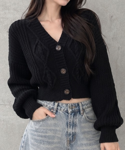GLAMOROUS JANE(グラマラスジェーン)の「ケーブル編みVネックショートニットカーディガン(カーディガン/ボレロ・レディース・ホワイト/ベージュ/ブラック・FREE)」の3枚目の写真