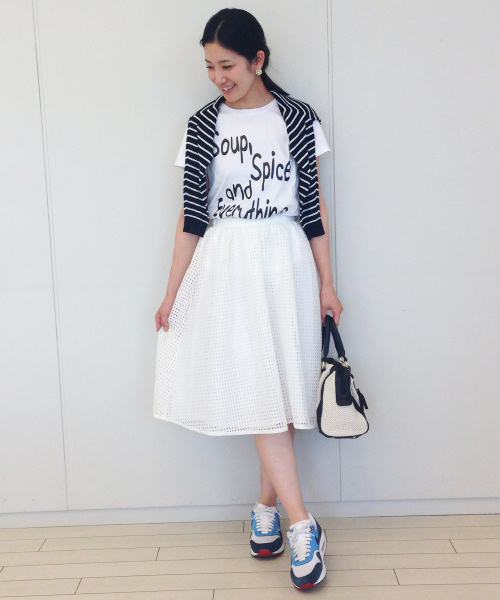 IEDIT（イディット）の「やわらかな輝き　繊細なウッドパールイヤアクセ/ ピアス/ イヤリング　（ピアス（両耳用）・レディース・ホワイト×ゴールド/ゴールド系その他・1/2）」の5枚目の写真