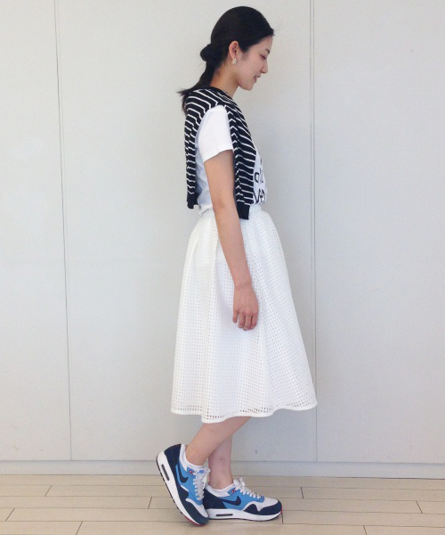 IEDIT（イディット）の「やわらかな輝き　繊細なウッドパールイヤアクセ/ ピアス/ イヤリング　（ピアス（両耳用）・レディース・ホワイト×ゴールド/ゴールド系その他・1/2）」の7枚目の写真