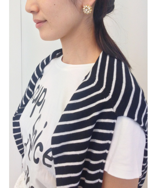 IEDIT（イディット）の「やわらかな輝き　繊細なウッドパールイヤアクセ/ ピアス/ イヤリング　（ピアス（両耳用）・レディース・ホワイト×ゴールド/ゴールド系その他・1/2）」の8枚目の写真