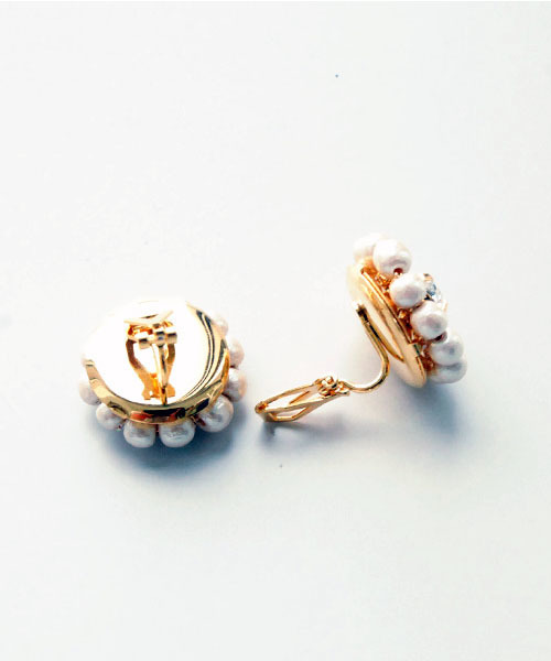 IEDIT（イディット）の「やわらかな輝き　繊細なウッドパールイヤアクセ/ ピアス/ イヤリング　（ピアス（両耳用）・レディース・ホワイト×ゴールド/ゴールド系その他・1/2）」の11枚目の写真