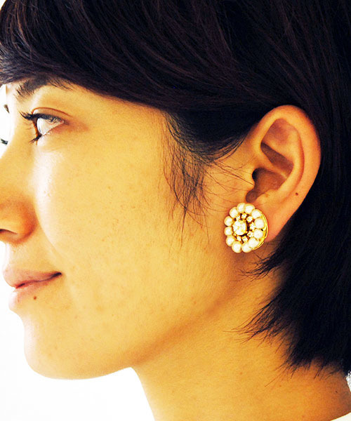 IEDIT（イディット）の「やわらかな輝き　繊細なウッドパールイヤアクセ/ ピアス/ イヤリング　（ピアス（両耳用）・レディース・ホワイト×ゴールド/ゴールド系その他・1/2）」の12枚目の写真