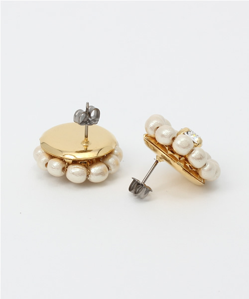 IEDIT（イディット）の「やわらかな輝き　繊細なウッドパールイヤアクセ/ ピアス/ イヤリング　（ピアス（両耳用）・レディース・ホワイト×ゴールド/ゴールド系その他・1/2）」の4枚目の写真