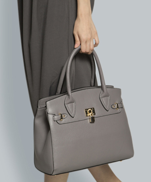 PLAIN CLOTHING（プレーンクロージング）の「【再入荷】フロントキーハンドバッグ【PLAIN CLOTHING】（ハンドバッグ・レディース・ベージュ/ネイビー/グレー/レッド/キャメル/カーキ/ブラック・FREE）」の3枚目の写真