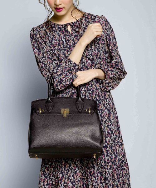 PLAIN CLOTHING（プレーンクロージング）の「【再入荷】フロントキーハンドバッグ【PLAIN CLOTHING】（ハンドバッグ・レディース・ベージュ/ネイビー/グレー/レッド/キャメル/カーキ/ブラック・FREE）」の2枚目の写真