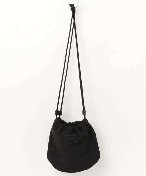 CONVERSE（コンバース）の「【CONVERSE(コンバース)】ヒョウタンキルト巾着バッグ（ショルダーバッグ・レディース・チャコール/ブラック/ベージュ・FREE）」の4枚目の写真