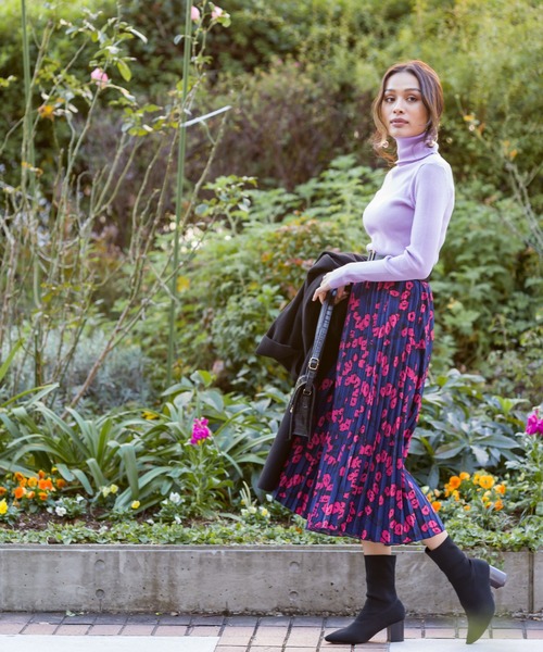 専用VETEMENTS 花柄プリーツスカート レッド ブラック S エレガント Libby&Rose（リビーアンドローズ）の「レトロ花柄プリーツスカート